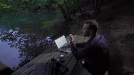 hombre de negocios sentado en un banco en la naturaleza.