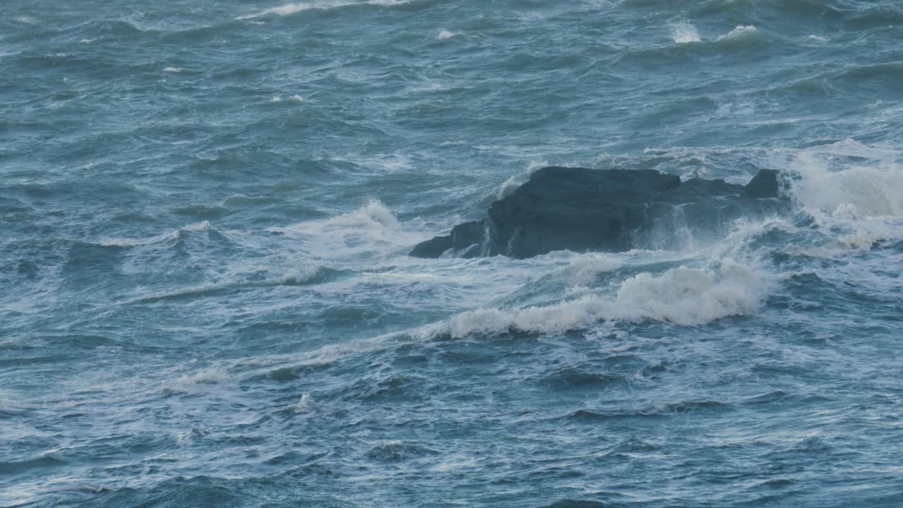 격렬한 바다에서 외로운 바위, 폭풍의 바람에 파도가 부히는 날씨, 극단적으로 느린 움직임, 강력한 격동의 바다 파도, 진정시키는 매혹적인 진정시키는 편안한 배경 영상 4k