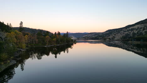 Dolly-Sobre-El-Lago-En-Las-Montañas.