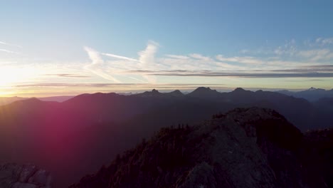 Puesta-De-Sol-Mágica-Sobre-El-Paisaje-Montañoso---Imágenes-De-Drones-4k