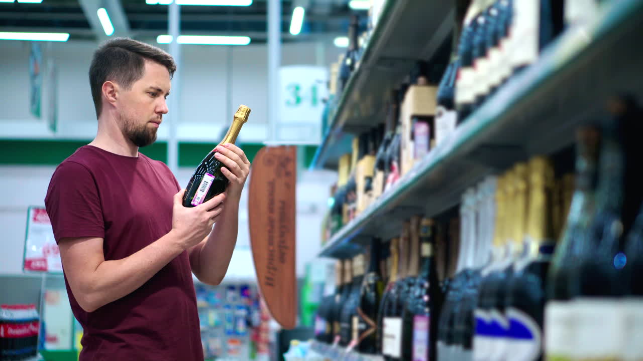 hombre comprando vino en un supermercado