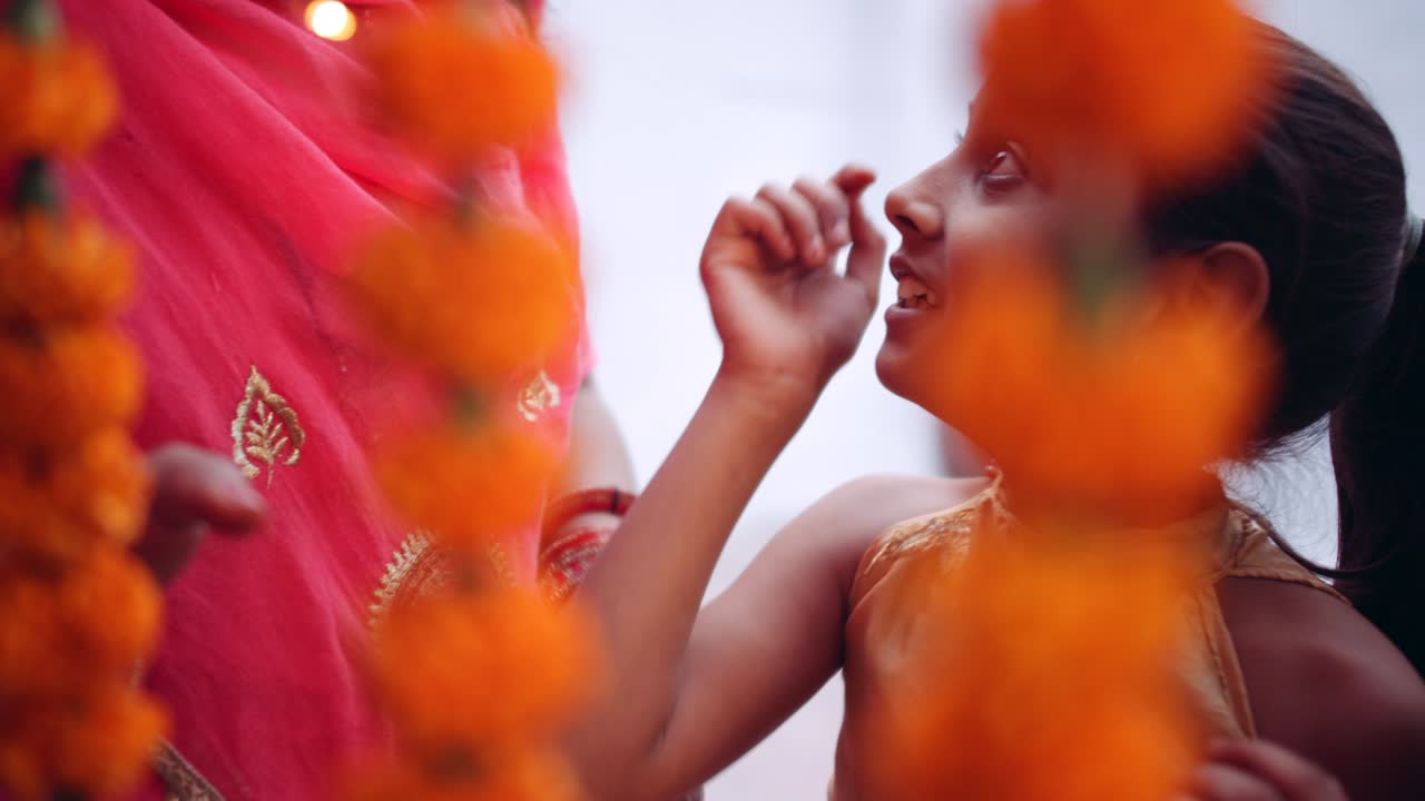 los padres jóvenes con la hija celebran decoran para el festival de diwali