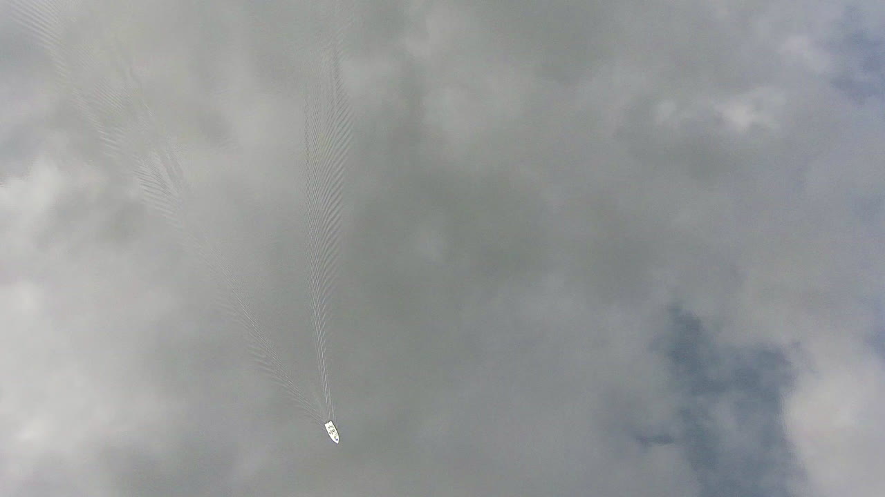 핀란드의 놀라울 정도로 아름다운 호수에서 작은 배를 타고 트롤링하는 어부들의 공중 촬영, 8 월