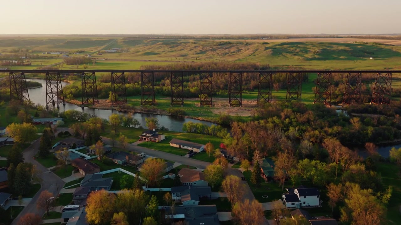 Veduta aerea panoramica di Valley City al tramonto, case e parchi lungo il fiume Sheyenne sotto lo storico ponte Hi-Line