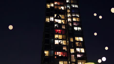 personas que trabajan desde casa en un rascacielos por la noche