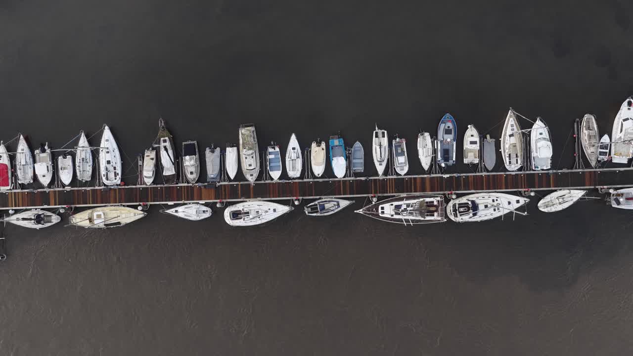 Vue aérienne de bateaux sur le port de plaisance. Yachts et petits bateaux.