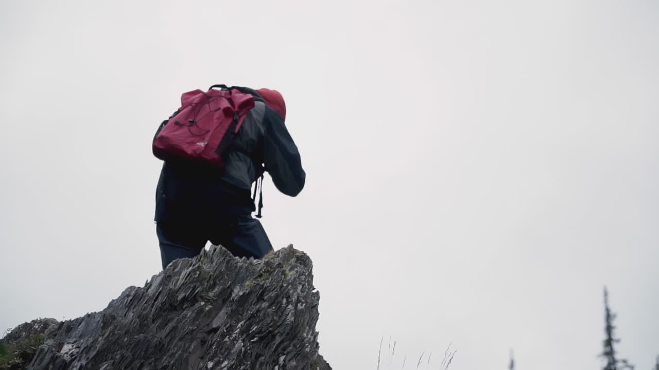 산 꼭대기에 있는 사진작가