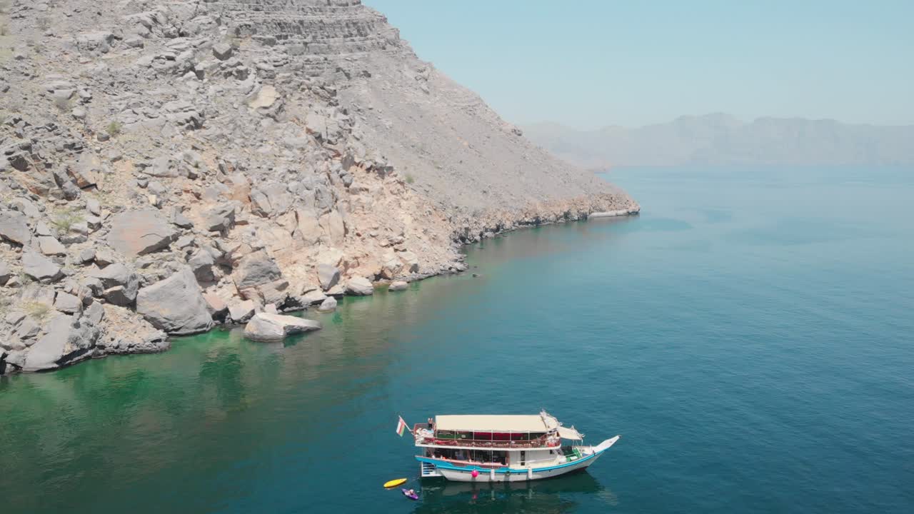 toma aérea de un dron de un crucero dhow en el golfo de omán, khasab