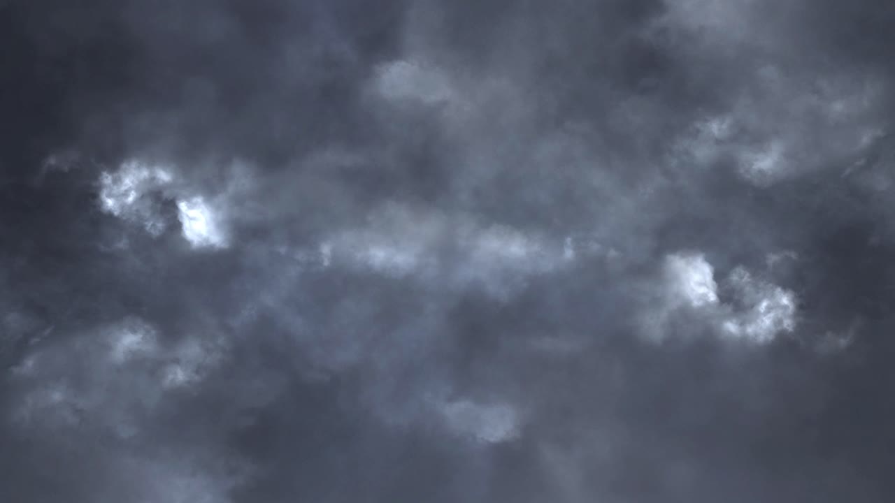 번개와 함께 밤에 큰 뇌우 구름