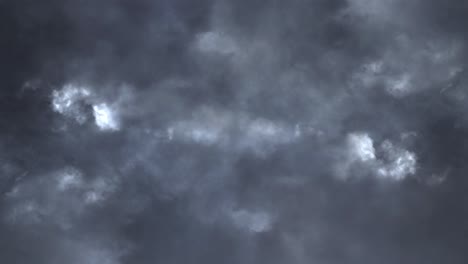 grandes nubes de tormenta en la noche con relámpagos