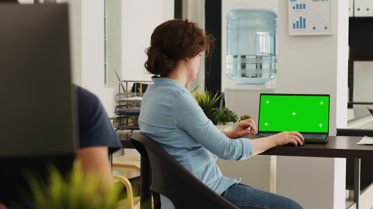 trabajador de oficina comprueba la pantalla verde en la computadora