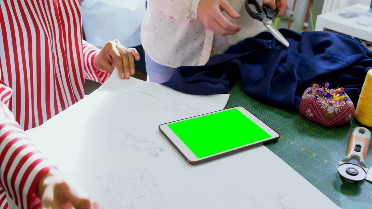 패션 스튜디오 4k에서 일하는 패션 디자이너