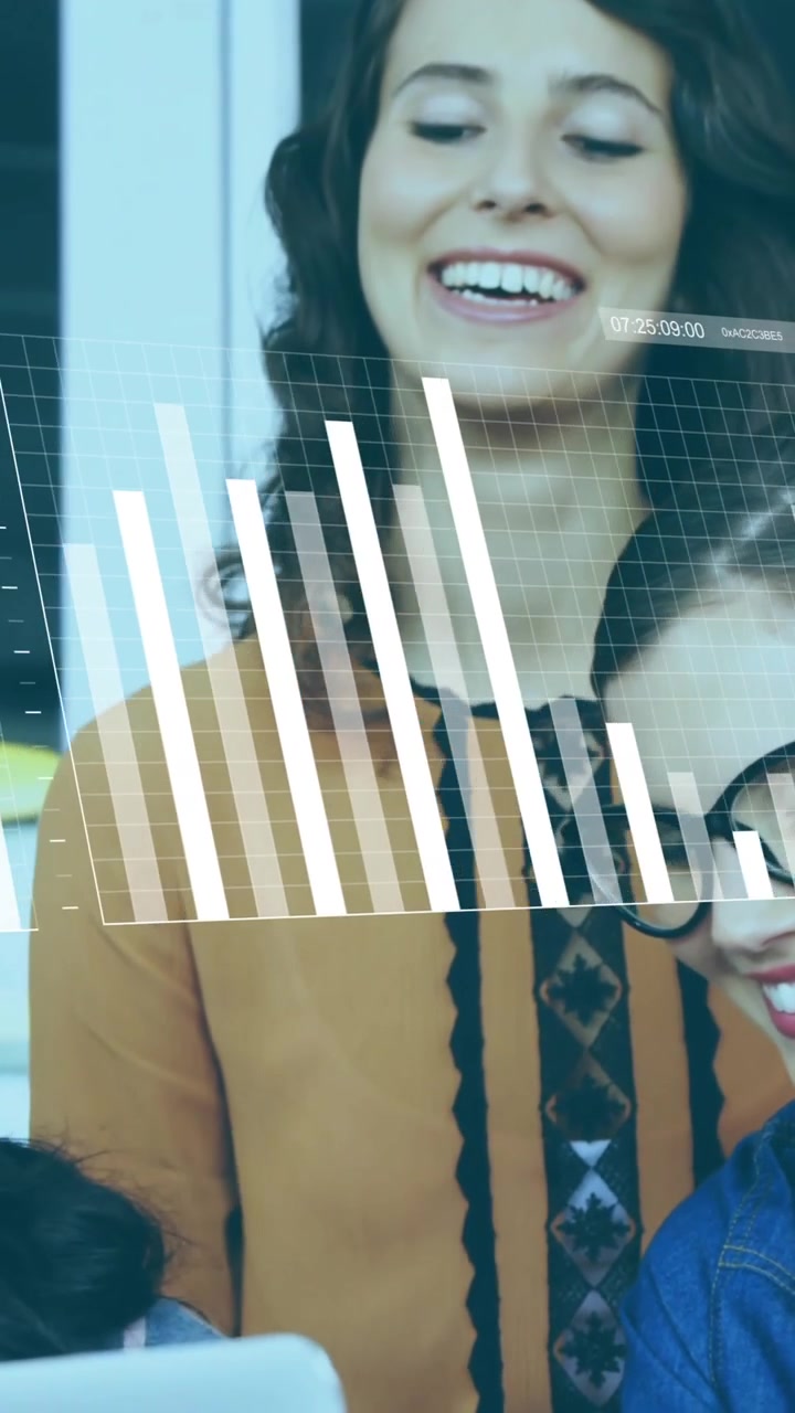 Colegas sonrientes colaborando con una animación de análisis de datos superpuesta en la oficina.