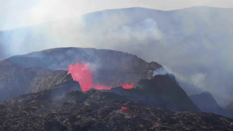 cámara lenta de una erupción de magma del cráter de un volcán cubierto por una neblina de azufre tóxico