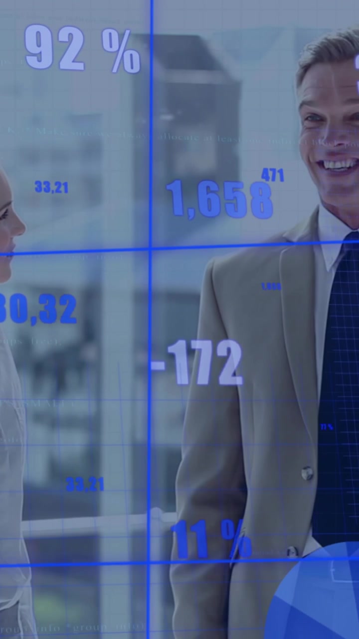 Animación de múltiples gráficos con números cambiantes, compañeros de trabajo caucásicos discutiendo en la oficina