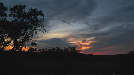 hermoso timelapse del atardecer en el campo y la naturaleza de ibiza, españa