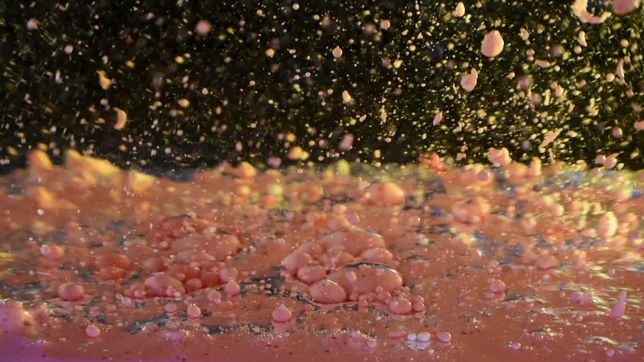 오일 및 색상 루프가 있는 외계 행성 액체 표면과 기포 및 파편 낙진 60fps가 있는 각도로 스우시