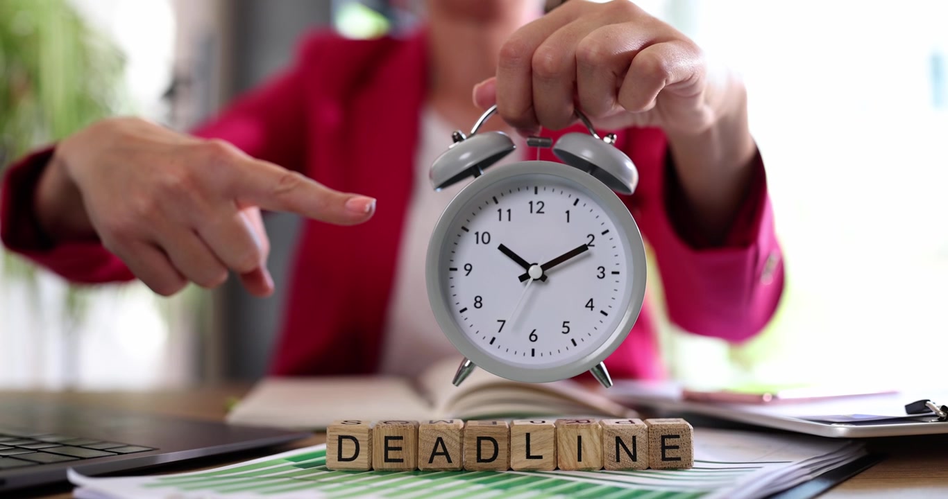 Deadline er skrevet på træterninger, et nærbillede
