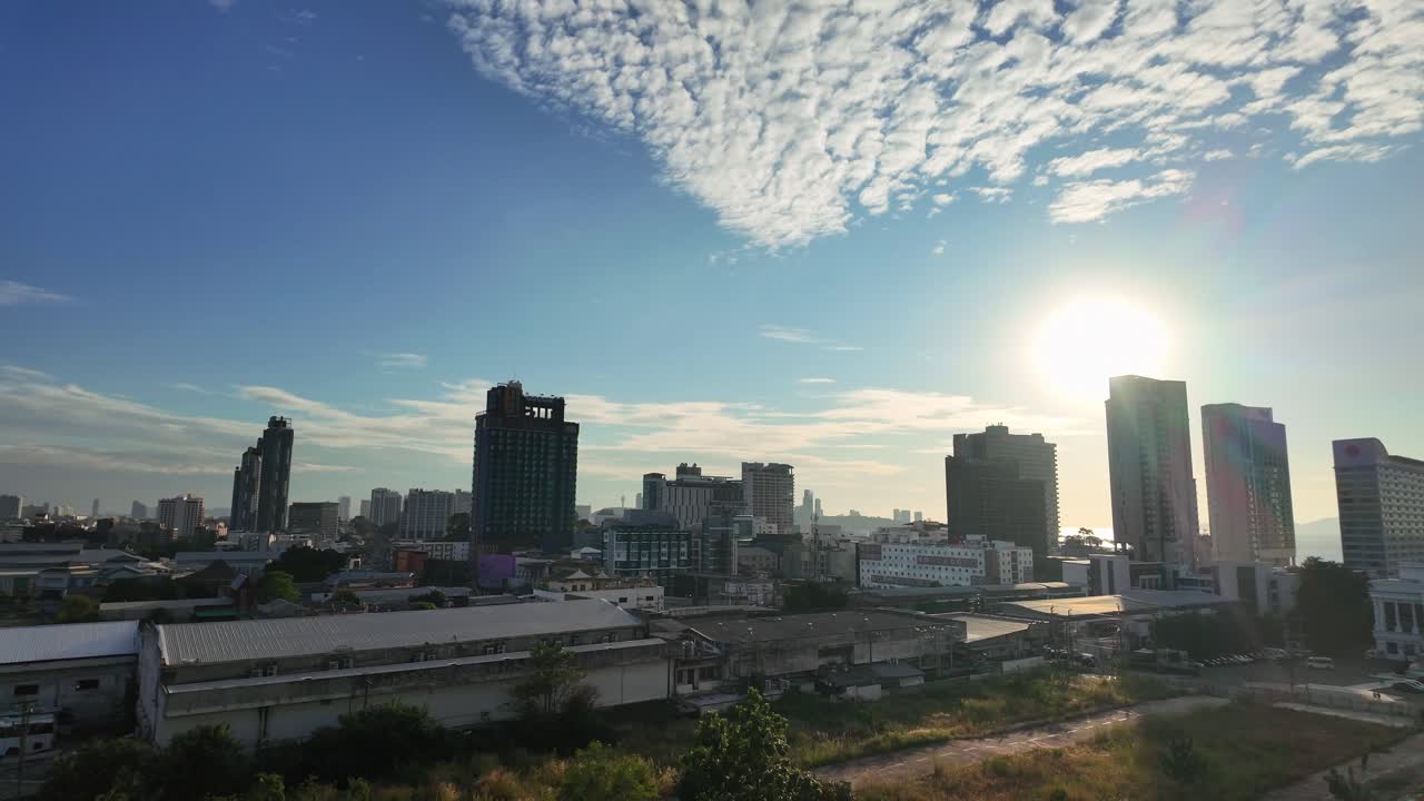 Pattaya, Tailândia, horizonte de edifícios ao pôr do sol, província de Chon Buri, Sudeste Asiático.