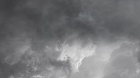 Blick-Auf-Dunkle-Wolken-Und-Sturm