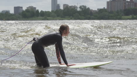 Woman-athlete---Surfing-on-a-river-wave