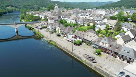 Argentat-sur-Dordogne,-Frankreich,-Absteigende-Drohne,-Luftaufnahme,-4K-Aufnahmen