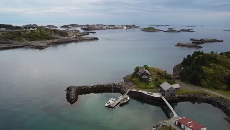 pequeña casa cerca de hemmingsvær con puentes e islas del continente