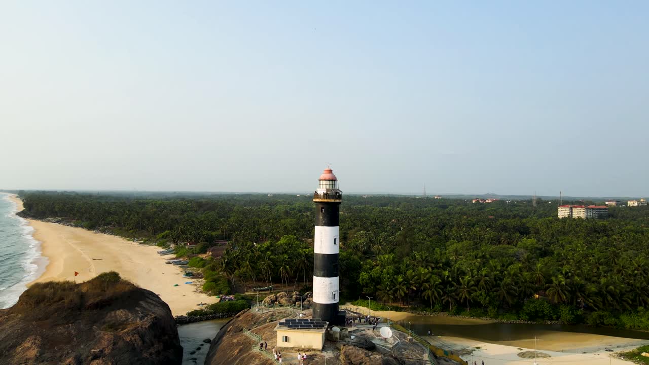 tomada aérea de un dron que muestra la playa de kapu y su faro en udupi