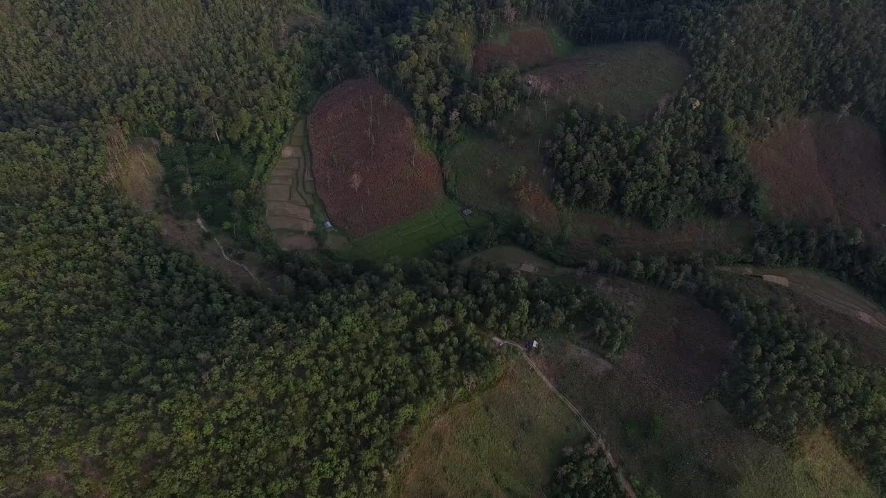 terreno montañoso aéreo en el norte de tailandia