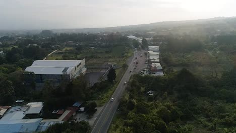 Der-Verkehr-Auf-Einem-Von-Natur-Umgebenen-Weg-Zur-Sonnenuntergangsstunde