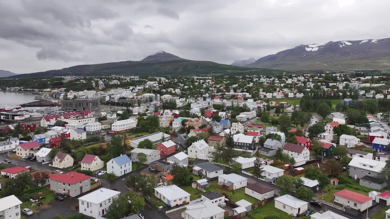 아이슬란드의 아쿠레이리, 도시 풍경, 도시 건물 및 거리의 공중 사진