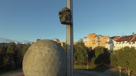 Vista-Aérea-Del-Monumento-Al-600-Aniversario-De-Kaluga,-Rusia.