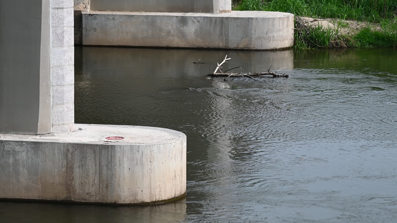 강물이 가까이 흐르고 있습니다.