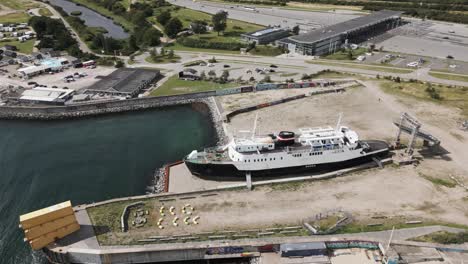 Altes-Boot-Im-Hafen-In-Der-Nähe-Einer-Großen-Brücke-über-Das-Meer