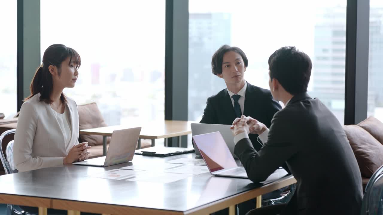 사무실에서 아시아 비즈니스 그룹 회의