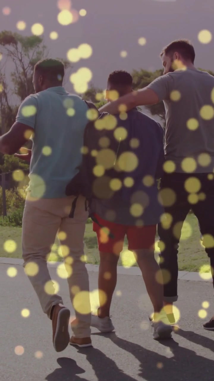 Video verticale: Tre uomini camminano su un sentiero nel parco, i coetanei al centro lo sostengono, con un effetto bokeh che avvolge il tema della salute.