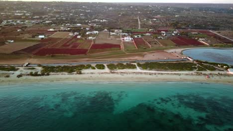 un dron se acerca a una hermosa playa de arena en puglia durante una tarde de verano, italia