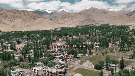 Die-Stadt-Leh-Mit-Einem-Haus-Aus-Schlamm-Und-Lokalen-Materialien-überfüllt-Mit-Der-Buddhistischen-Flagge,-Die-Aufgrund-Der-Winde-Flattert-Blick-Vom-Leh-Palast