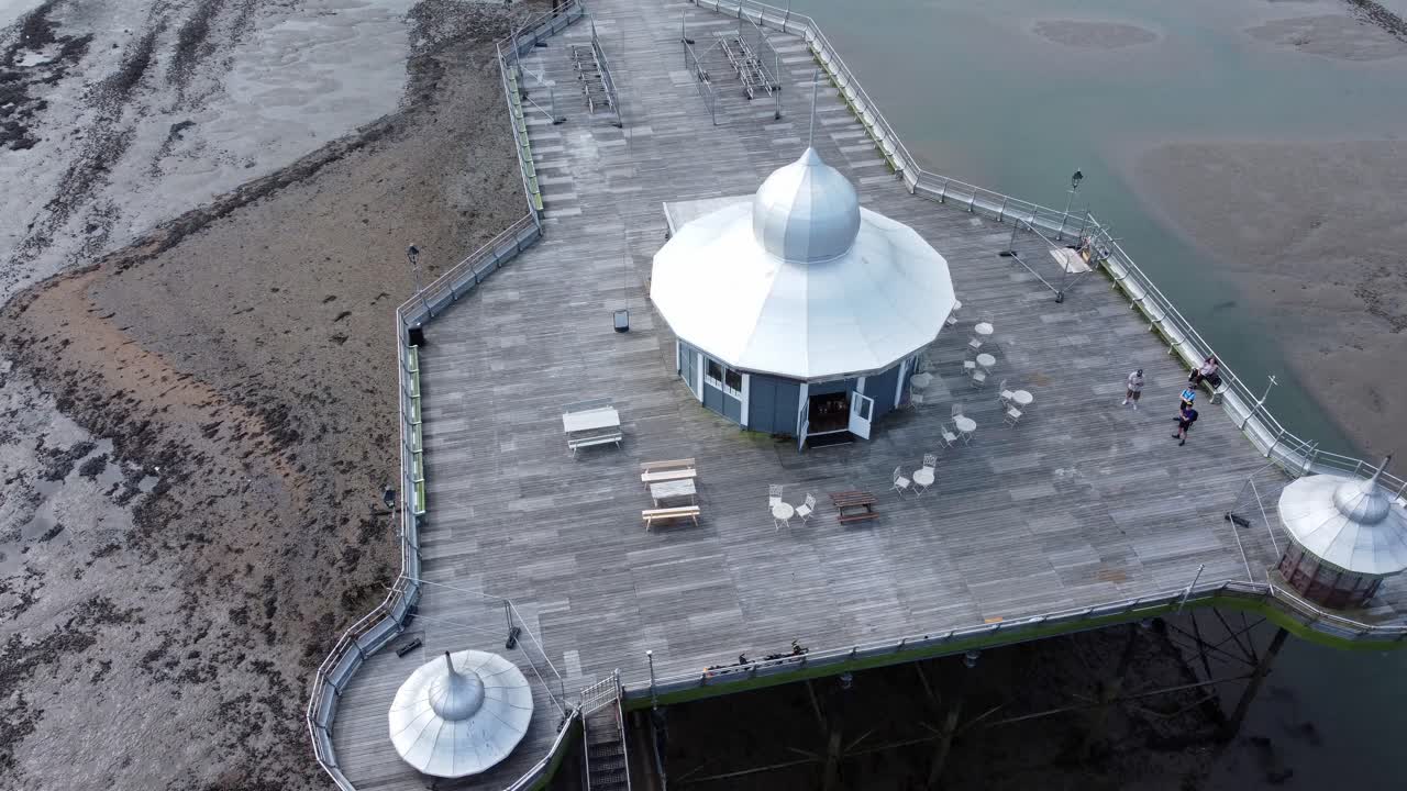 bangor seaside pier norte de gales silver spire pavilion marea baja vista aérea de arriba abajo órbita derecha
