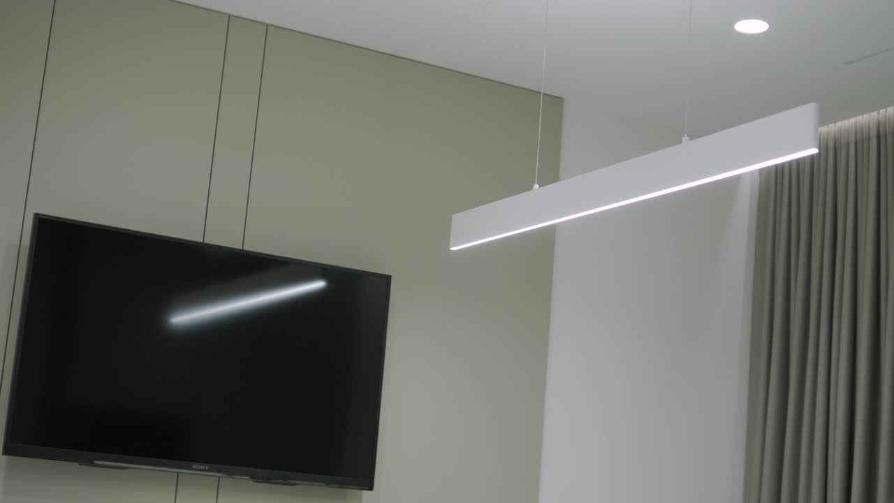 lámpara para interiores, lámpara de techo interior. candelabro brillante en el fondo aislado