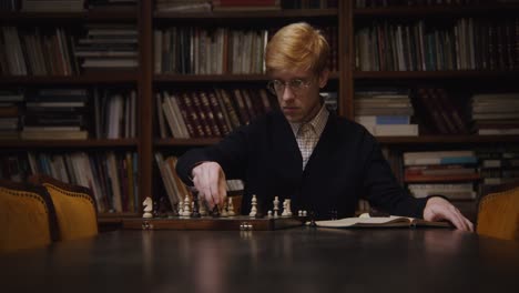 mann spielt schach in einer bibliothek