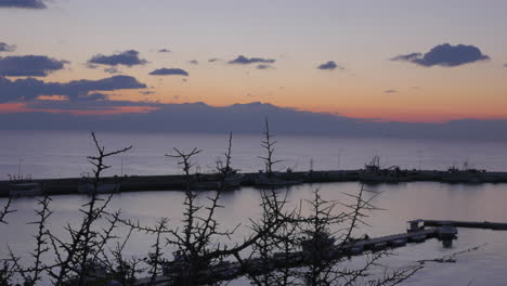 Zeitraffer-Von-Fischerbooten-Vor-Anker-Am-Abend