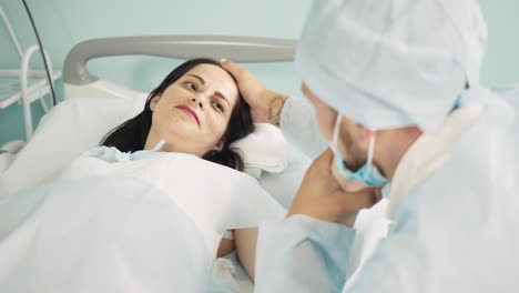 un médico consolando a un paciente en una cama de hospital