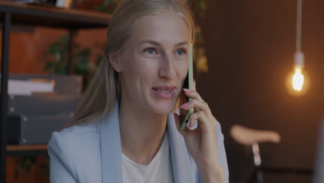 mujer de negocios en una llamada telefónica en una oficina moderna