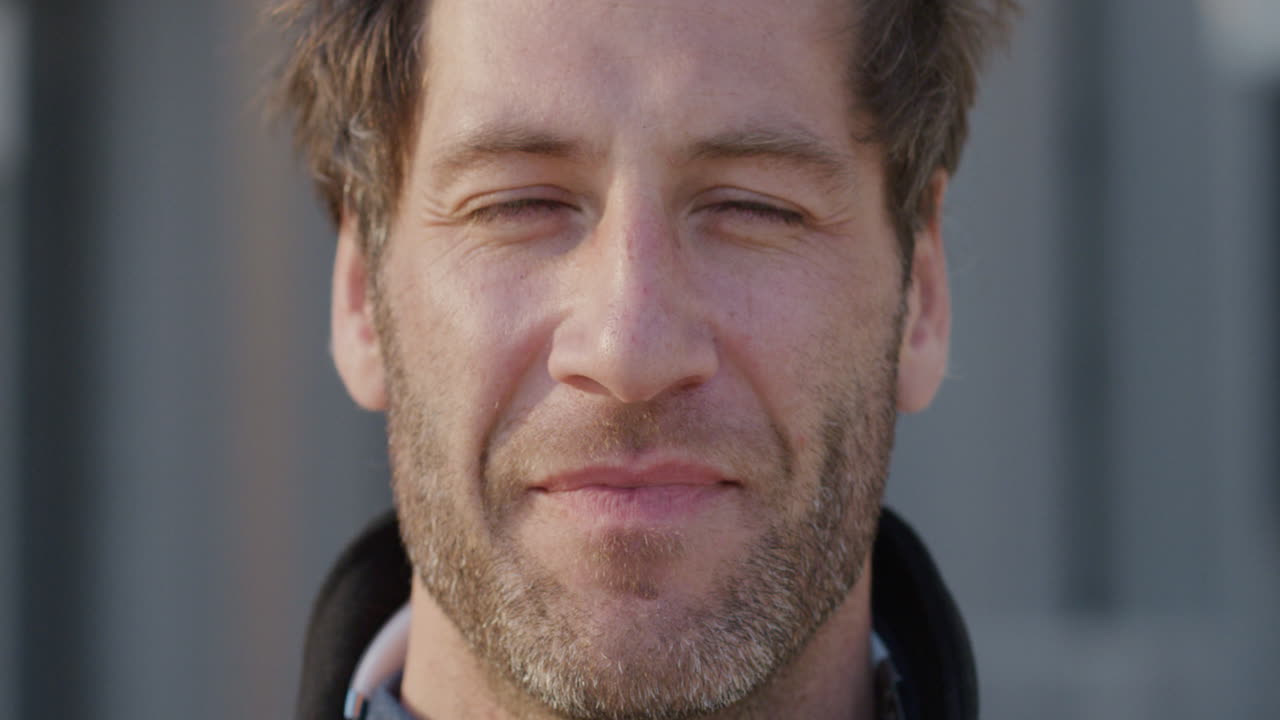 행복 한 사업가 의 도시 에서 미소 짓는 초상화