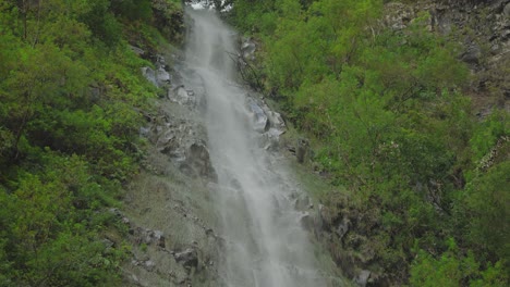 mirando hacia arriba agua d'alto cascada con agua salpicando y cayendo en la pared de roca