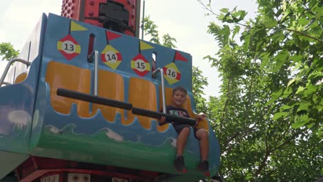 Niño-Caucásico-Disfruta-Del-Juego-De-Gravedad-En-El-Parque-De-Atracciones-En-Atenas,-Grecia-4k