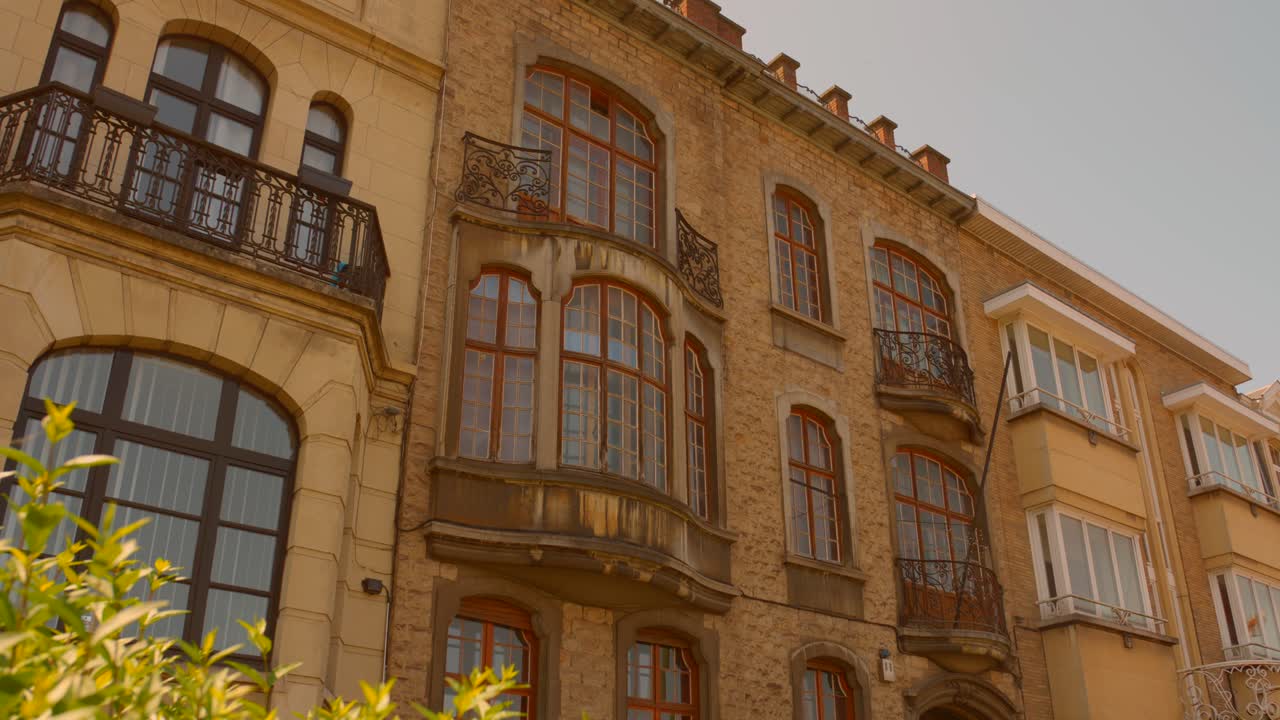 벨기에 브 ⁇ 셀 시의 역사적인 건축 양식의 낮은 각도 촬영_4k