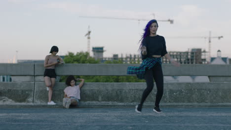 Mujer-Bailando-Hermosa-Bailarina-De-Raza-Mixta-Realizando-Baile-Callejero-De-Estilo-Urbano-En-La-Ciudad-Practicando-Movimientos-De-Estilo-Libre-Amigos-Viendo-Disfrutando-Pasar-El-Rato-Al-Atardecer