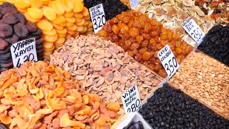 frutas secas y nueces en un mercado turco